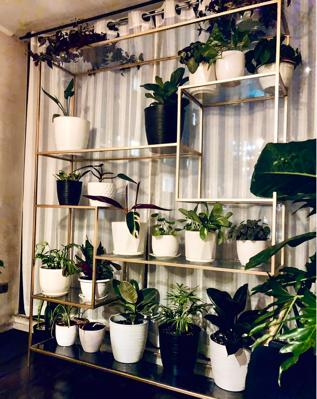 Estante dorado metálico